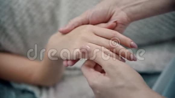 按摩按摩师正在揉捏一位年轻女子美丽的手指视频的预览图