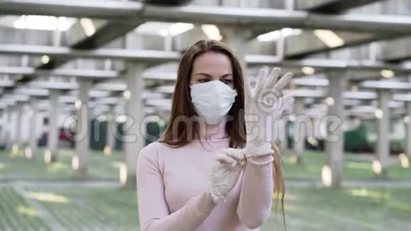 戴防护橡胶手套的女性视频的预览图