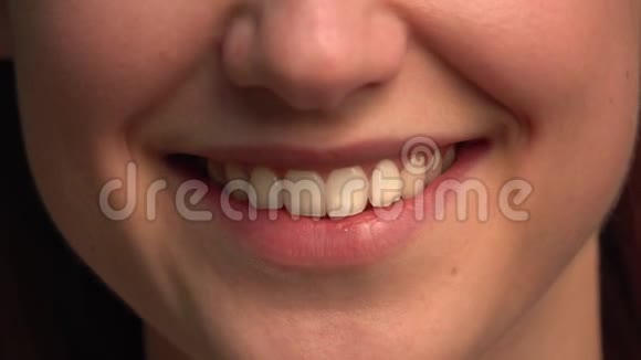 细节无法辨认的女性牙齿微笑视频的预览图