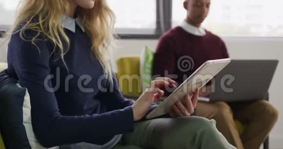 男人和女人在笔记本电脑和触摸板上工作视频的预览图