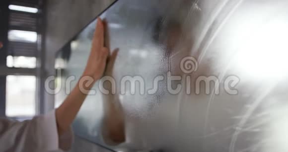 高加索女人在酒店里把镜子上的薄雾吹走视频的预览图
