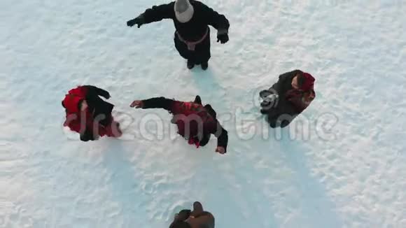 俄罗斯民俗五个穿着服装的俄罗斯人正在公园里跳舞视频的预览图
