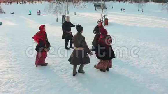 俄罗斯民俗穿着服装的俄罗斯人正在公园里跳舞视频的预览图
