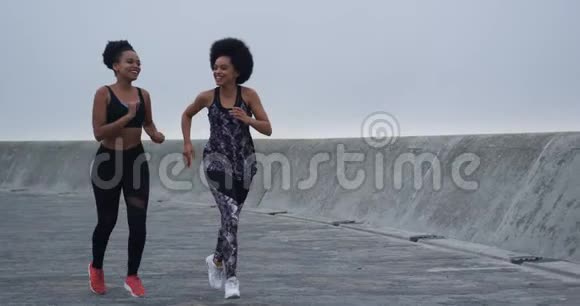 两个混血女人在码头上奔跑视频的预览图