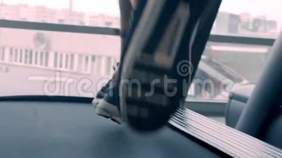 一个穿运动鞋的男人在跑步机上跑步视频的预览图