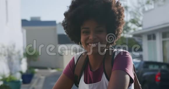 混血女人微笑的正面景色视频的预览图