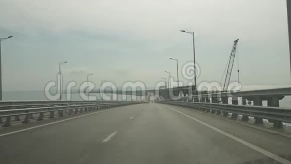 开车穿过大桥视频的预览图