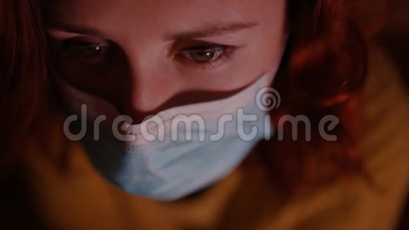 非常悲伤的女人低头看着戴着暗红色的手术面具慢动作视频的预览图