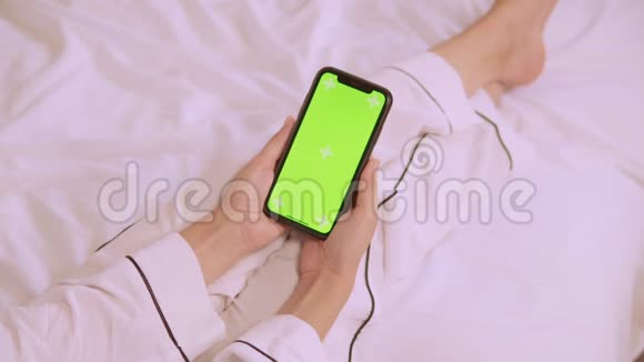 从上图可以看到女性早上在卧室里使用手机视频的预览图