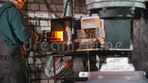 铁匠工作在工业锻造机的压力下放置较长的金属片视频的预览图