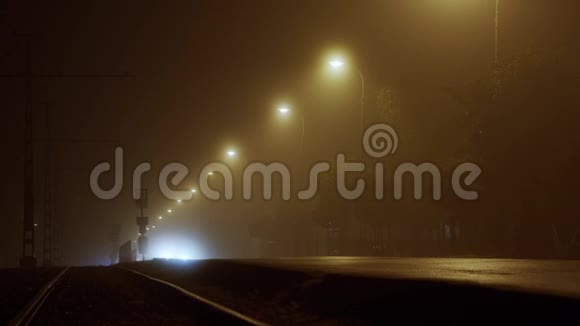 夜间在雾中行驶的汽车视频的预览图