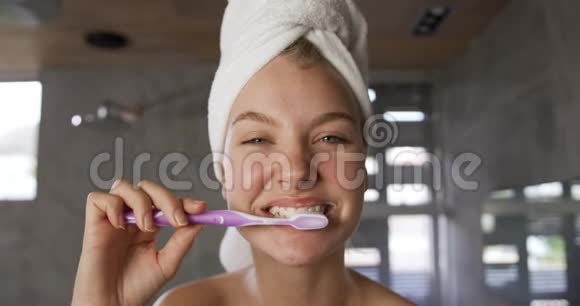 酒店内白种人妇女刷牙的正面景色视频的预览图