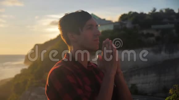 一个人在日落时分祈祷宗教概念的剪影剪影男靠近视频的预览图
