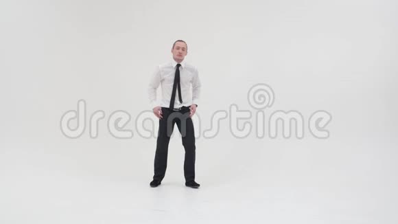 一个穿着裤子和衬衫的人正在跳舞一个上班族正在跳舞散步散步视频的预览图