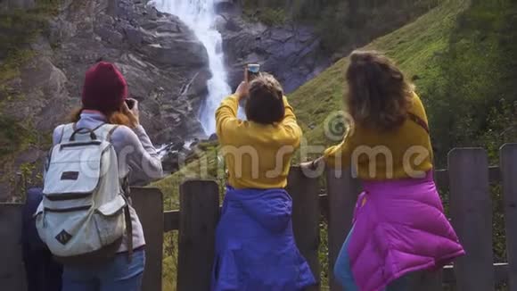 旅游女孩看着Krimml瀑布视频的预览图