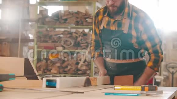 工人在车间用圆锯切割一块木头视频的预览图