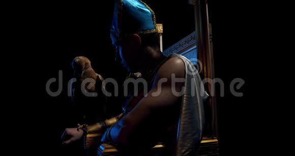 古埃及法老穿着传统的衣服坐在王位上4k视频的预览图