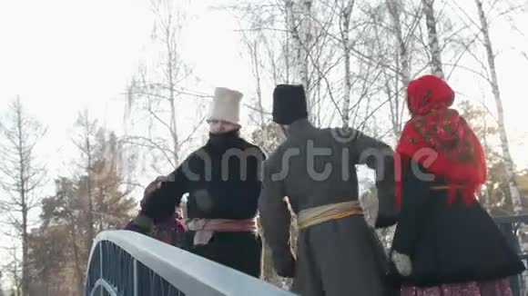 俄罗斯民间穿着传统服装的男人在桥上跳舞视频的预览图