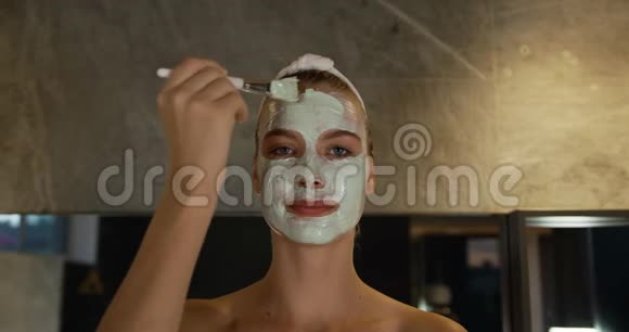 在酒店戴面罩的白人女性视频的预览图
