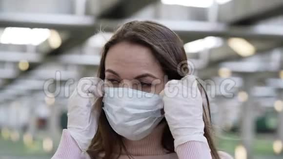 戴防护手套的女人脸上戴防护面罩视频的预览图