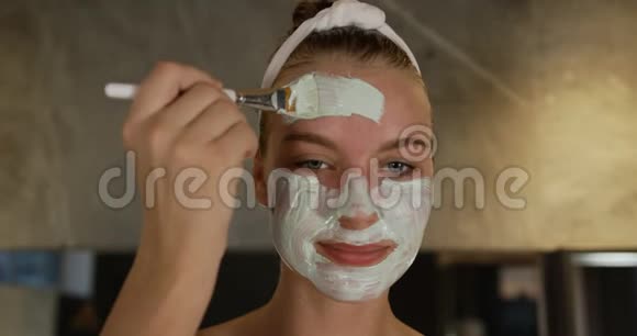 在酒店戴面罩的白人女性视频的预览图