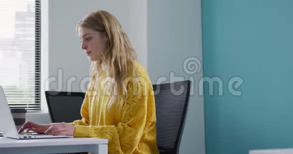 在电脑上工作的白人女人视频的预览图
