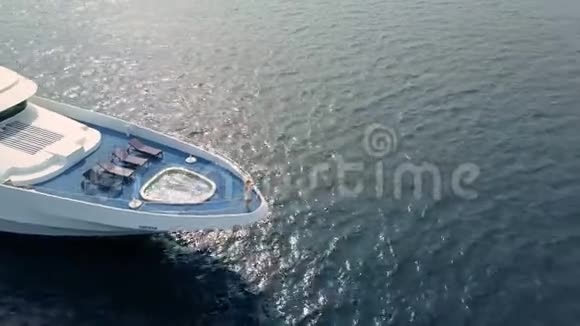 马尔代夫远洋豪华私人游艇上的女人视频的预览图