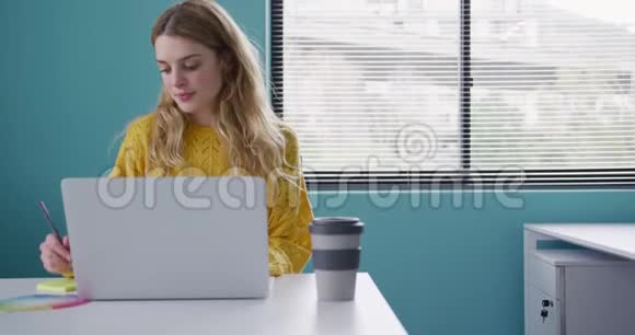 在电脑上工作的白人女人视频的预览图
