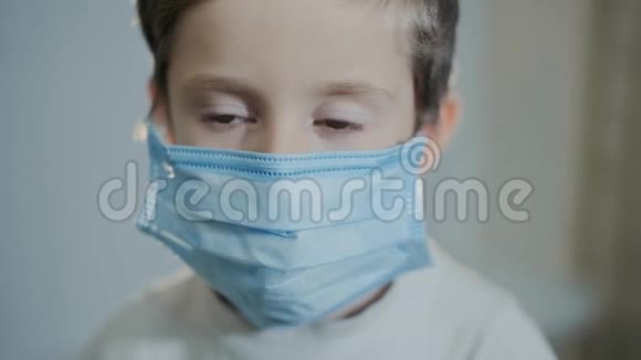 戴医疗面罩的儿童的特写视频的预览图