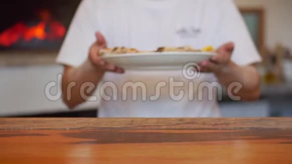 这位意大利厨师在一道菜上做了真正的意大利披萨并把它放在厨房的桌子上视频的预览图