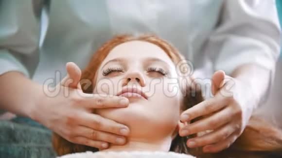 按摩美丽的按摩师按摩女人的脸视频的预览图
