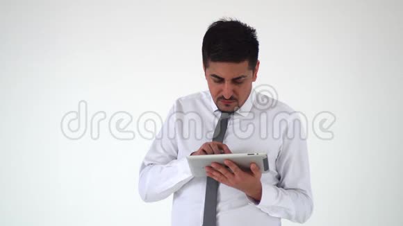 一位来自东方的严肃男子正在制作一台数码平板电脑刮胡子视频的预览图