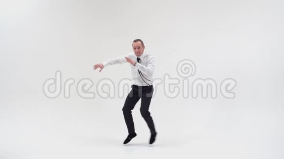 一个穿着办公室衣服的舞者做小跳跃弹得很高张开双腿用手指指着相机A视频的预览图