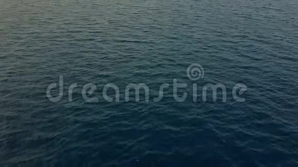 马尔代夫远洋豪华私人游艇上的女人视频的预览图