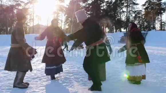 穿着俄罗斯服装的俄罗斯男人跳着舞视频的预览图