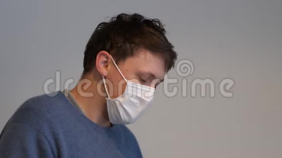 一名携带流感病毒的男子戴着外科口罩咳嗽视频的预览图