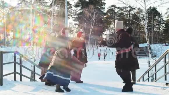 俄罗斯民间男人和女人在手风琴的音乐中跳跃视频的预览图