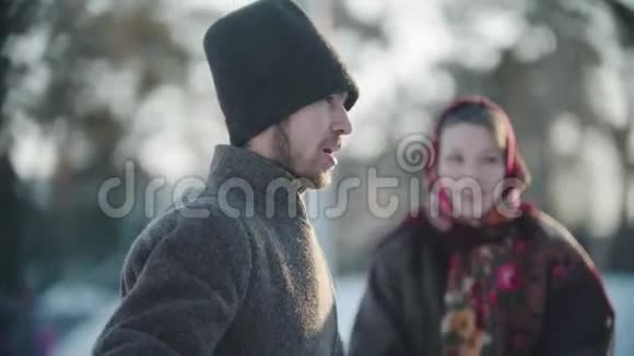 俄罗斯民间传说俄罗斯男人在外面寒冷的日子里玩得很开心视频的预览图