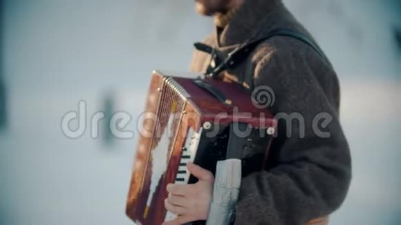 俄罗斯的传统一个留着胡子的男人正在积极地演奏纽扣手风琴和跳舞视频的预览图