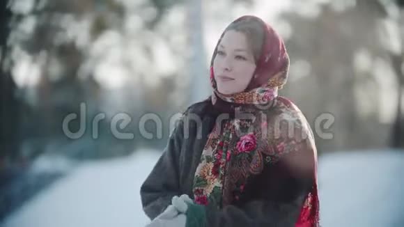 俄罗斯民间传说戴着围巾的漂亮俄罗斯女人拍手微笑视频的预览图