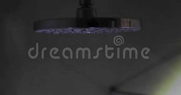 水从淋浴器中的混合器中流出视频的预览图