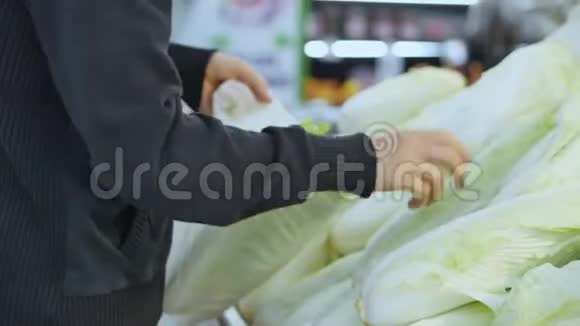 漂亮的年轻人在市场上在超市里买食物摘胡萝卜卷心菜生菜菜花视频的预览图