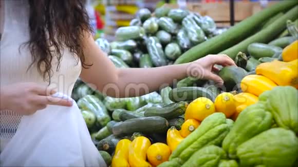 漂亮的年轻女人或妈妈正在超市里买东西在超市里选择做饭的产品视频的预览图
