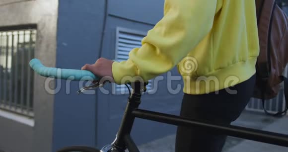跨性别成人骑自行车在街上行走视频的预览图