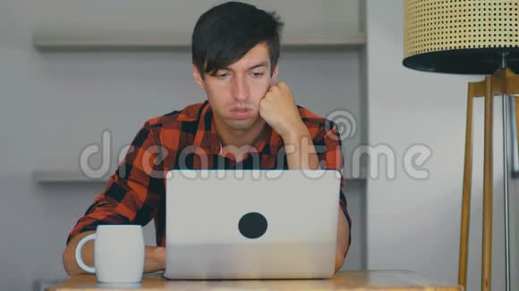 令人不快的惊讶和震惊的人在笔记本电脑屏幕上读到坏消息的肖像男人承受着压力视频的预览图
