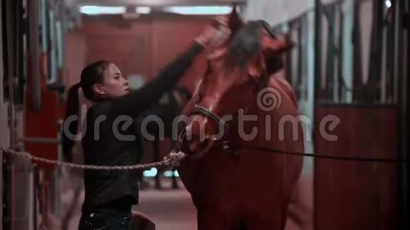4骑马的少妇正在梳理她那匹瘦马视频的预览图