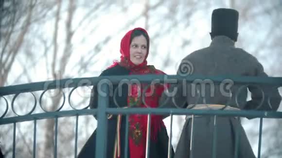 俄罗斯民间传说俄罗斯男女成双成对地在桥上跳舞视频的预览图