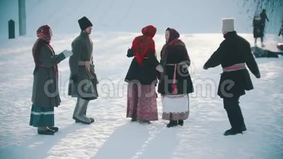 俄罗斯民间传说穿着传统服装的有趣的俄罗斯人在阳光明媚的日子里玩得很开心视频的预览图