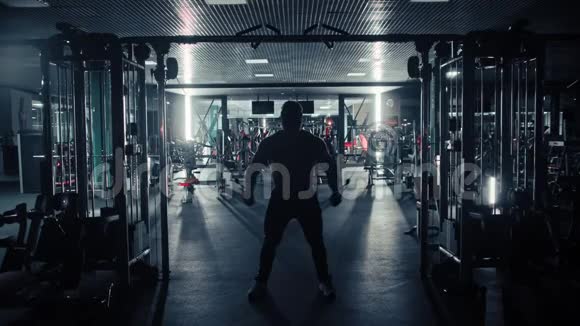 硬汉在健身房锻炼双手的剪影视频的预览图