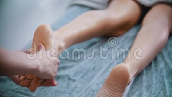 按摩按摩大师是揉捏女人的脚视频的预览图